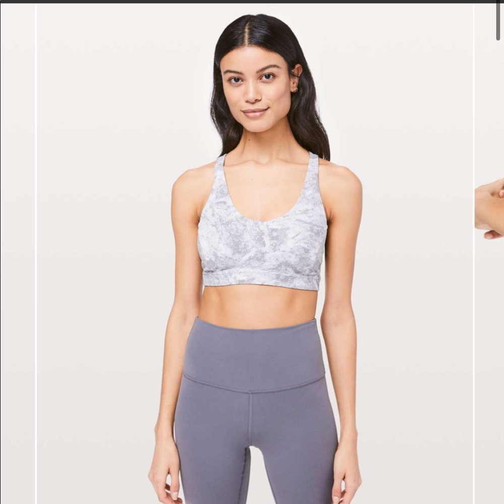 Lululemon Flow Freely Bra
Washed Marble Alpine White Silverscreen size 6
